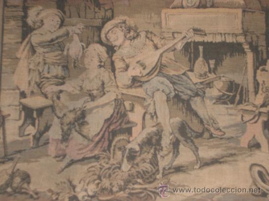 Antig&uuml;edades: ANTIGUO TAPIZ CON ESCENA DE MOSQUETEROS - Foto 3