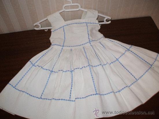 Antig&uuml;edades: Vestidito de pique canutillo con bordado a&ntilde;os 50,sirve para mu&ntilde;eca de tama&ntilde;o ni&ntilde;a de 1 a&ntilde;o