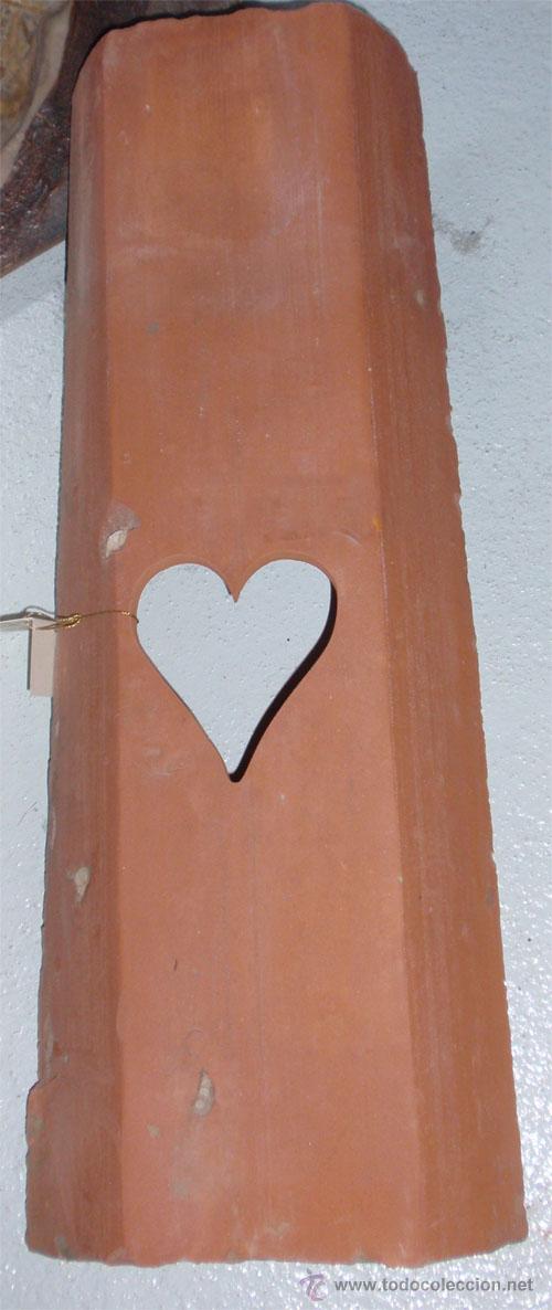 Antiquit&auml;ten: Teja antigua, calado Corazon. Medida 47x18 cm.