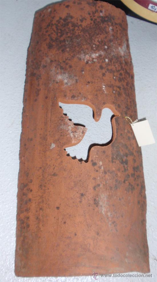 Antiques: Teja antigua, calado paloma. Medida 44x20 cm.