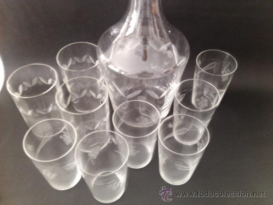 Antigüedades: Antiguo y hermoso juego de vasos y botella de vidrio tallado - Foto 2 - 34268677