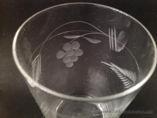 Antigüedades: Antiguo y hermoso juego de vasos y botella de vidrio tallado - Foto 7 - 34268677