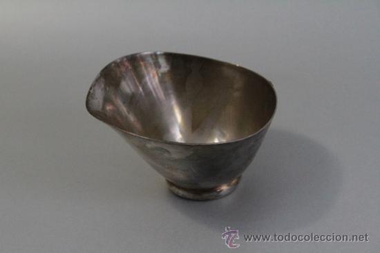 Antig&uuml;edades: taza-salsera met&aacute;lica