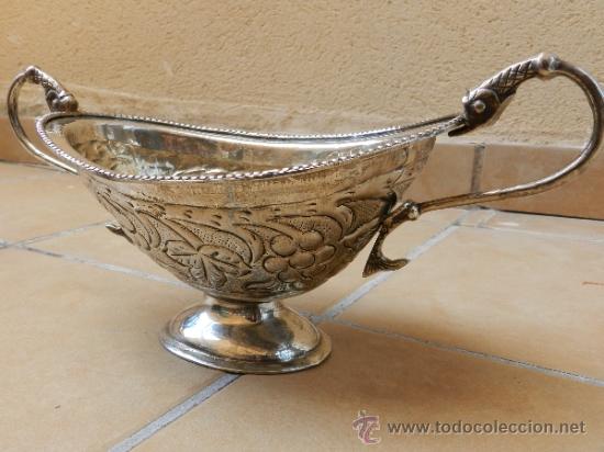 Antig&uuml;edades: PRECIOSO FRUTERO 2 ASAS DE BRONCE PLATEADO, MUY BONITA DECORACION CINCELADA