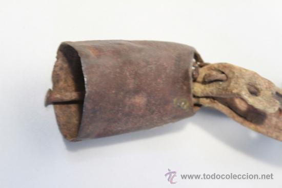 Antig&uuml;edades: Peque&ntilde;o cencerro de lat&oacute;n - Foto 4