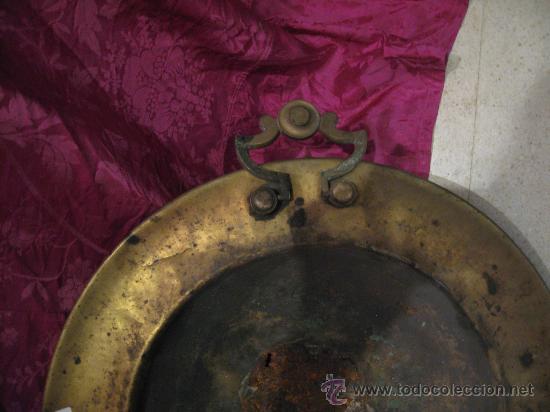 Antig&uuml;edades: Antiguo brasero de bronce con asas - Foto 2