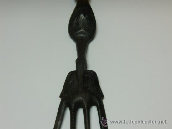 Antig&uuml;edades: Tenedor de madera. Forma de pata de animal - Foto 2