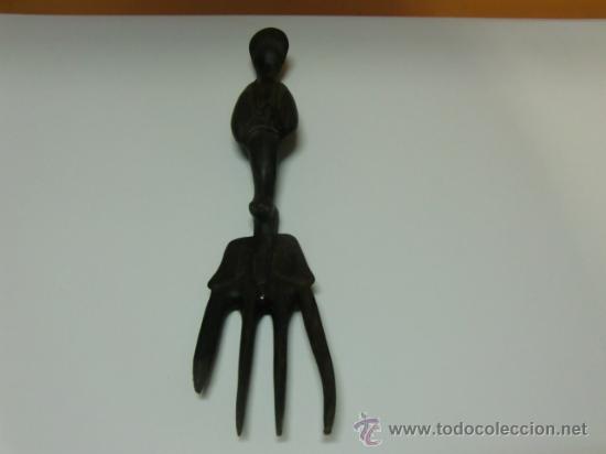 Antig&uuml;edades: Tenedor de madera. Forma de pata de animal - Foto 3