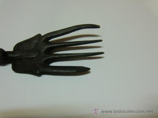 Antig&uuml;edades: Tenedor de madera. Forma de pata de animal - Foto 4