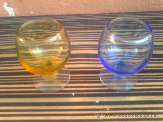 Antig&uuml;edades: antiguas 2 copitas de licor, en colores. - Foto 1