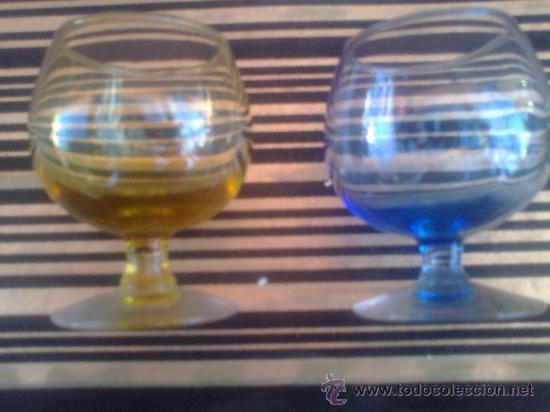 Antig&uuml;edades: antiguas 2 copitas de licor, en colores. - Foto 2