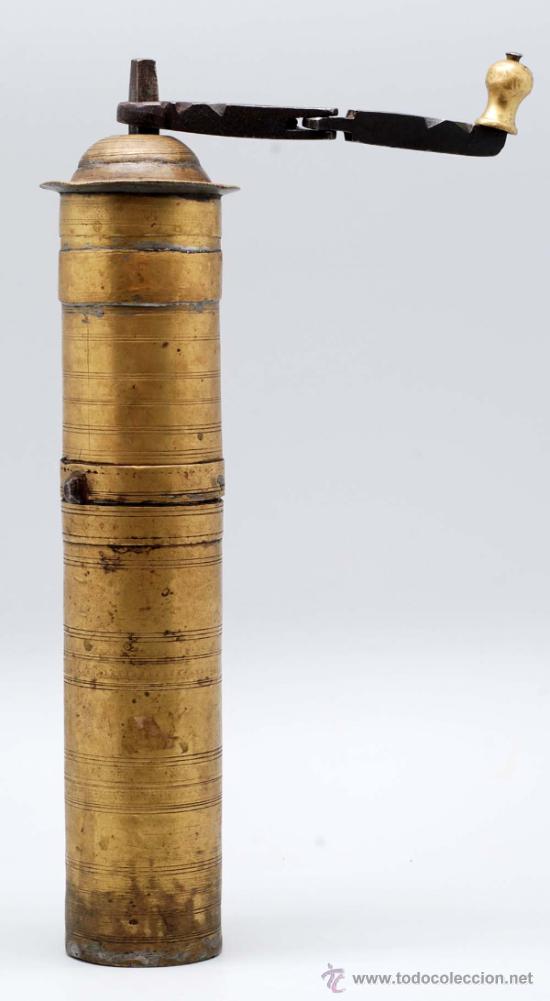 Antig&uuml;edades: Molinillo de cafe bronce hierro forjado finales S XVIII Ppos S XIX