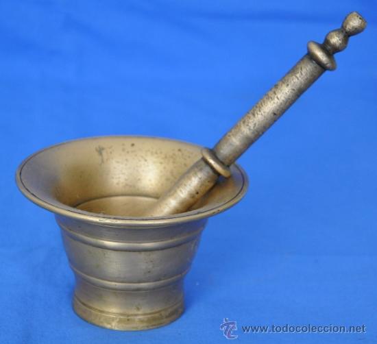 Antig&uuml;edades: Antiguo almirez de bronce con su brazo/maza. - Foto 1