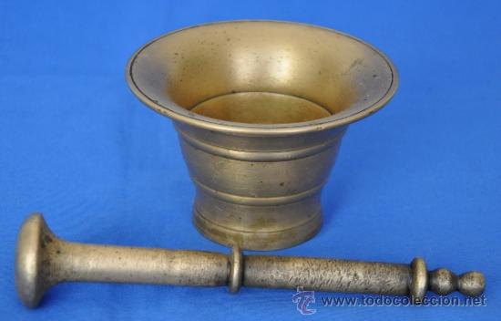 Antig&uuml;edades: Antiguo almirez de bronce con su brazo/maza. - Foto 2
