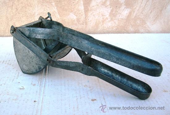 Antiques: maquina para picar ajos manual antigua , de hierro ,,hog365