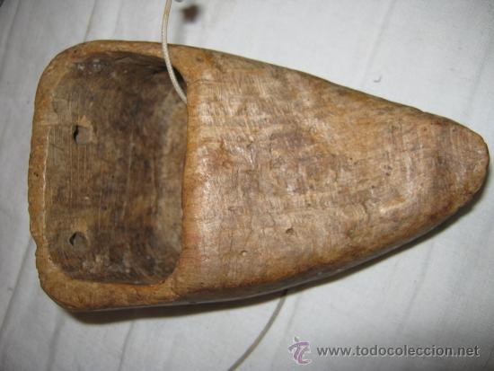 Antig&uuml;edades: ANTIGUA ZOQUETA DE MADERA - Foto 1