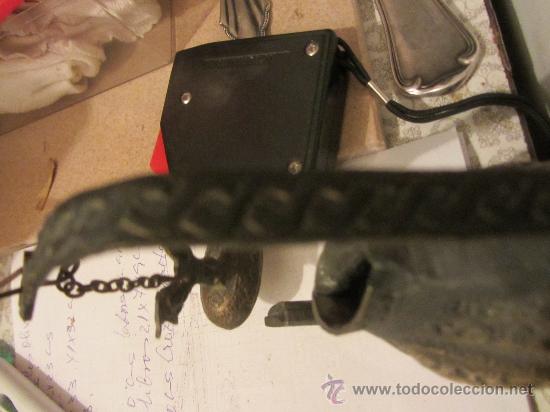 Antig&uuml;edades: esenciero  realizado en bronce repujado. - Foto 6