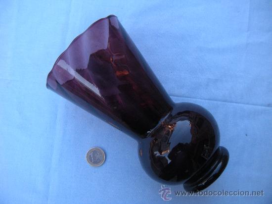 Oggetti Antichi: ANTIGUO FLORERO DE CRISTAL SOPLADO COLOR VIOLACEO