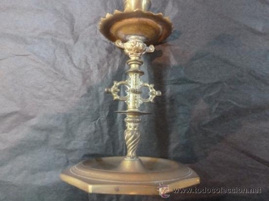 Antig&uuml;edades: candelero candelabro de bronce - Foto 1