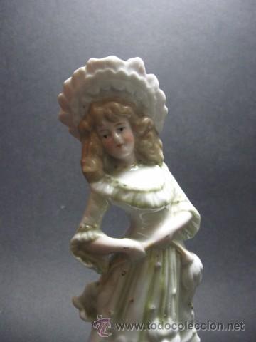 Antig&uuml;edades: PRECIOSA Y ANTIGUA NI&Ntilde;A CON FLOR, PORCELANA DE REFLEJO ANACARADO, ART NOUVEAU. PP.SG.XX.