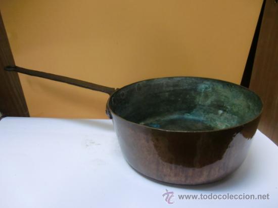 Antig&uuml;edades: Cazuela de cobre con mango de hierro - Foto 1