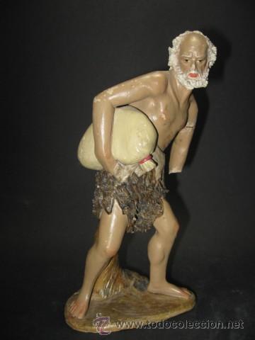 Oggetti Antichi: VIEJA Y REALISTA FIGURA EN TERRACOTA POLICROMADA DE SERRANO MURCIA. ANCIANO CON SACO GRAN TAMA&Ntilde;O