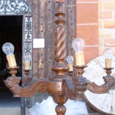 Antigüedades: LAMPARA DE TECHO, DE MADERA MACIZA CASTAÑO. CON TALLA. 5 PUNTOS DE LUZ. .