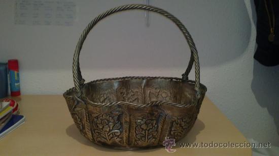 Antig&uuml;edades: bonita cesta de metal con adornos