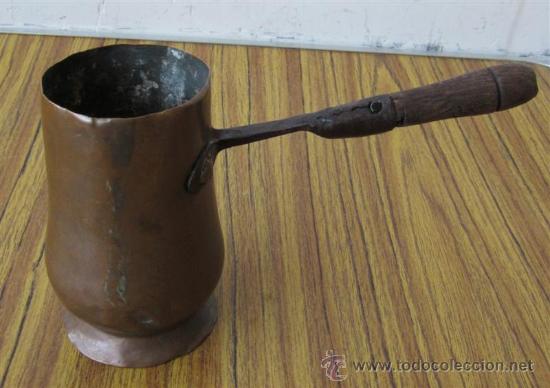 Antig&uuml;edades: CHOCOLATERA .. De cobre y mango de madera - Foto 1