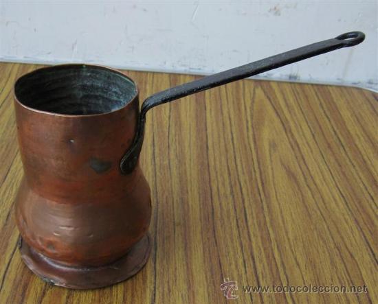 Antig&uuml;edades: CHOCOLATERA .. De cobre y mango de hierro - Foto 1