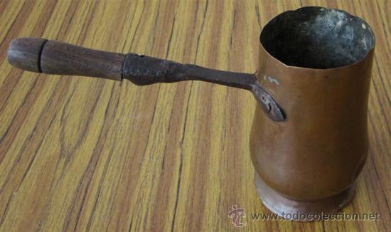 Antig&uuml;edades: CHOCOLATERA .. De cobre y mango de madera - Foto 2