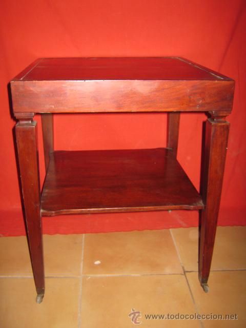 Antig&uuml;edades: Mesa auxiliar en caoba de forma cuadrada. - Foto 1