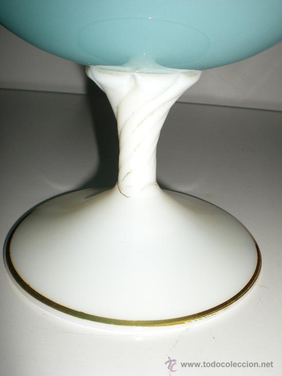 Antig&uuml;edades: copa 21cm en opalina azul celeste con base de opalina blanca y decorada con metales preciosos - Foto 3