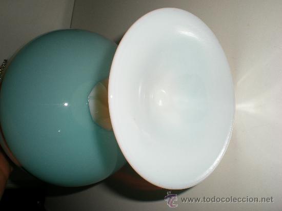 Antig&uuml;edades: copa 21cm en opalina azul celeste con base de opalina blanca y decorada con metales preciosos - Foto 4