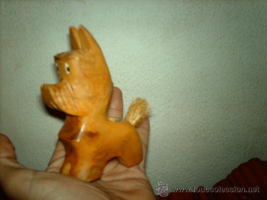 Antiguidades: ANTIGUO PALILLERO  EN MADERA TALLADA -figura de un perro