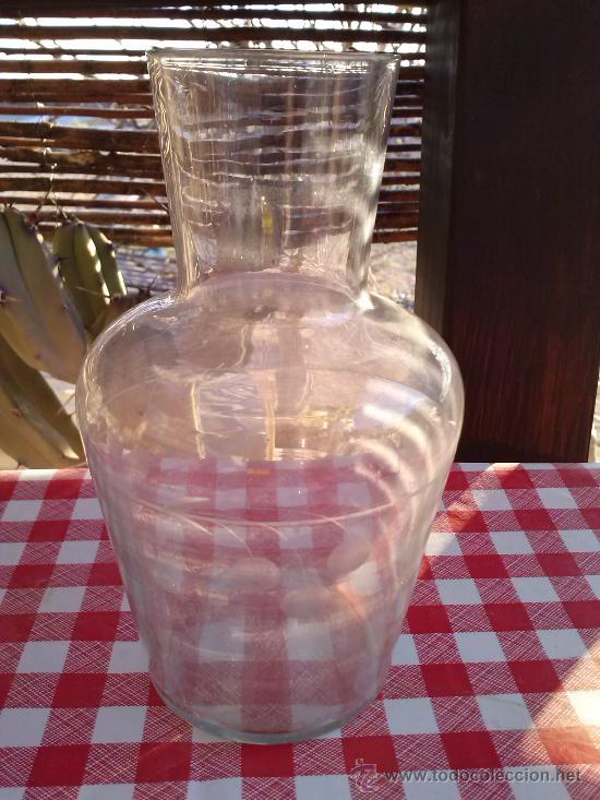 Antiguidades: antigua botella de agua para mesita de noche, tallada