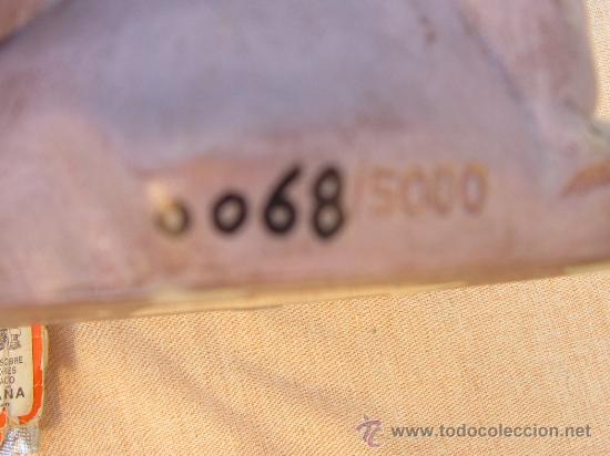 Antig&uuml;edades: FIGURA FIRMADA DE GALOS - Foto 5