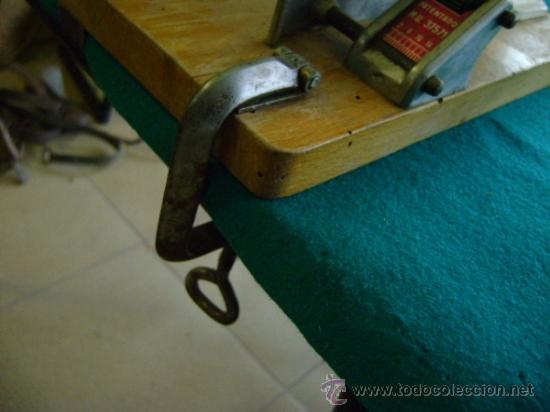 Antig&uuml;edades: Antiguo cortafiambres marca Bernar - Foto 2