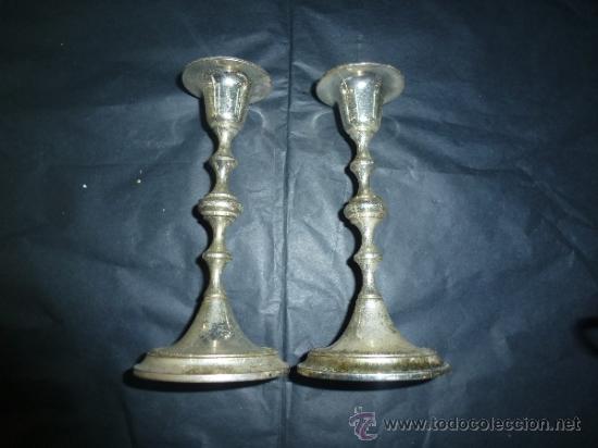 Antig&uuml;edades: pareja de candeleros de metal blanco - Foto 1