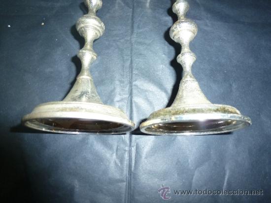 Antig&uuml;edades: pareja de candeleros de metal blanco - Foto 4