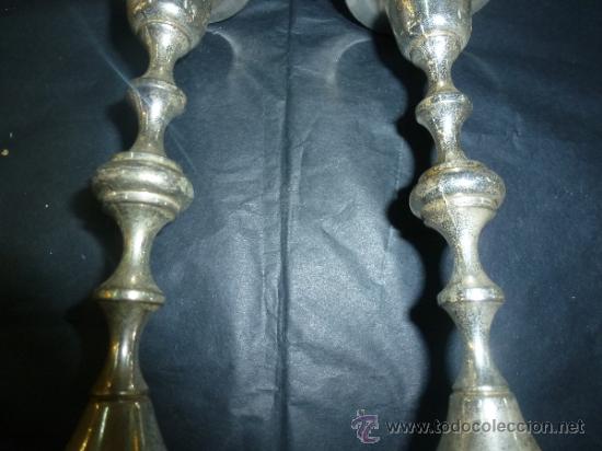 Antig&uuml;edades: pareja de candeleros de metal blanco - Foto 3