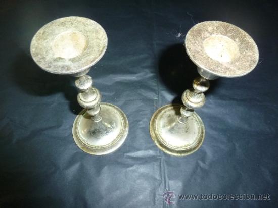 Antig&uuml;edades: pareja de candeleros de metal blanco - Foto 2