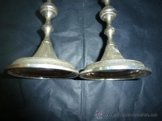 Antig&uuml;edades: pareja de candeleros de metal blanco - Foto 3