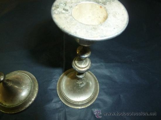Antig&uuml;edades: pareja de candeleros de metal blanco - Foto 5