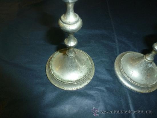 Antig&uuml;edades: pareja de candeleros de metal blanco - Foto 2
