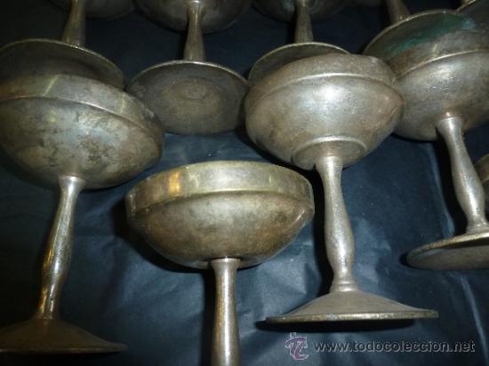 Antig&uuml;edades: juego de 17 copas de metal - Foto 14