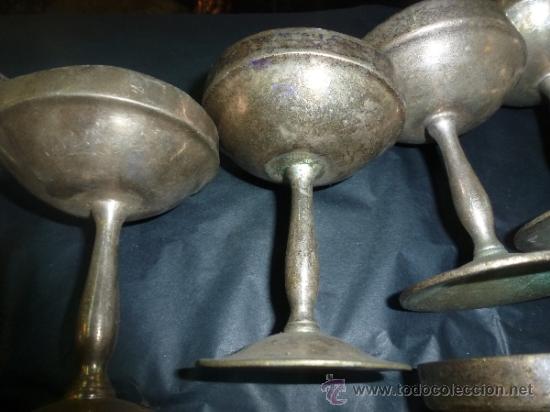 Antig&uuml;edades: juego de 17 copas de metal - Foto 9