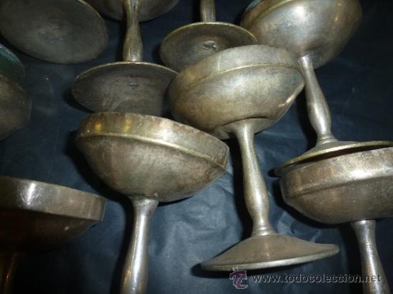 Antig&uuml;edades: juego de 17 copas de metal - Foto 12