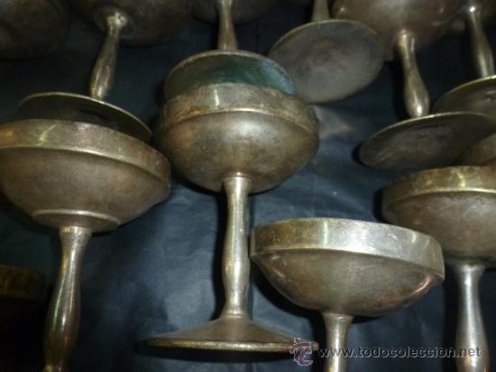 Antig&uuml;edades: juego de 17 copas de metal - Foto 11