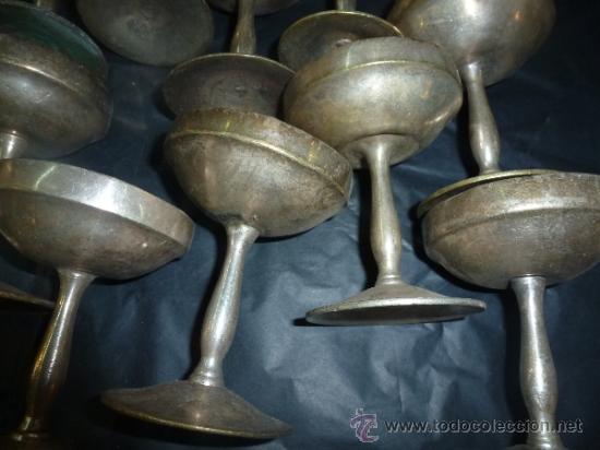 Antig&uuml;edades: juego de 17 copas de metal - Foto 7